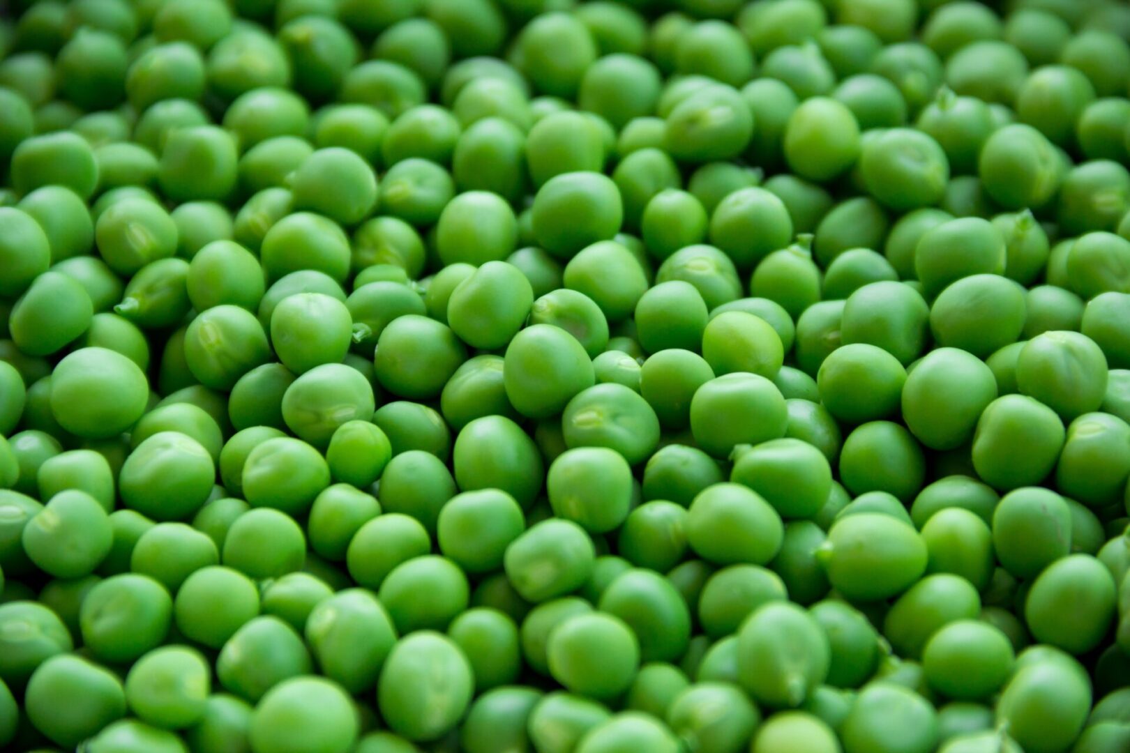 A close up of green peas